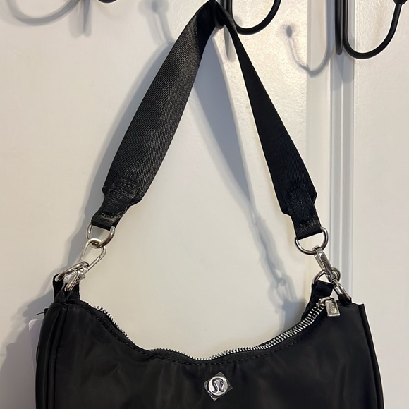 City Essentials Small Shoulder Bag 3L - Picture 2 of 3